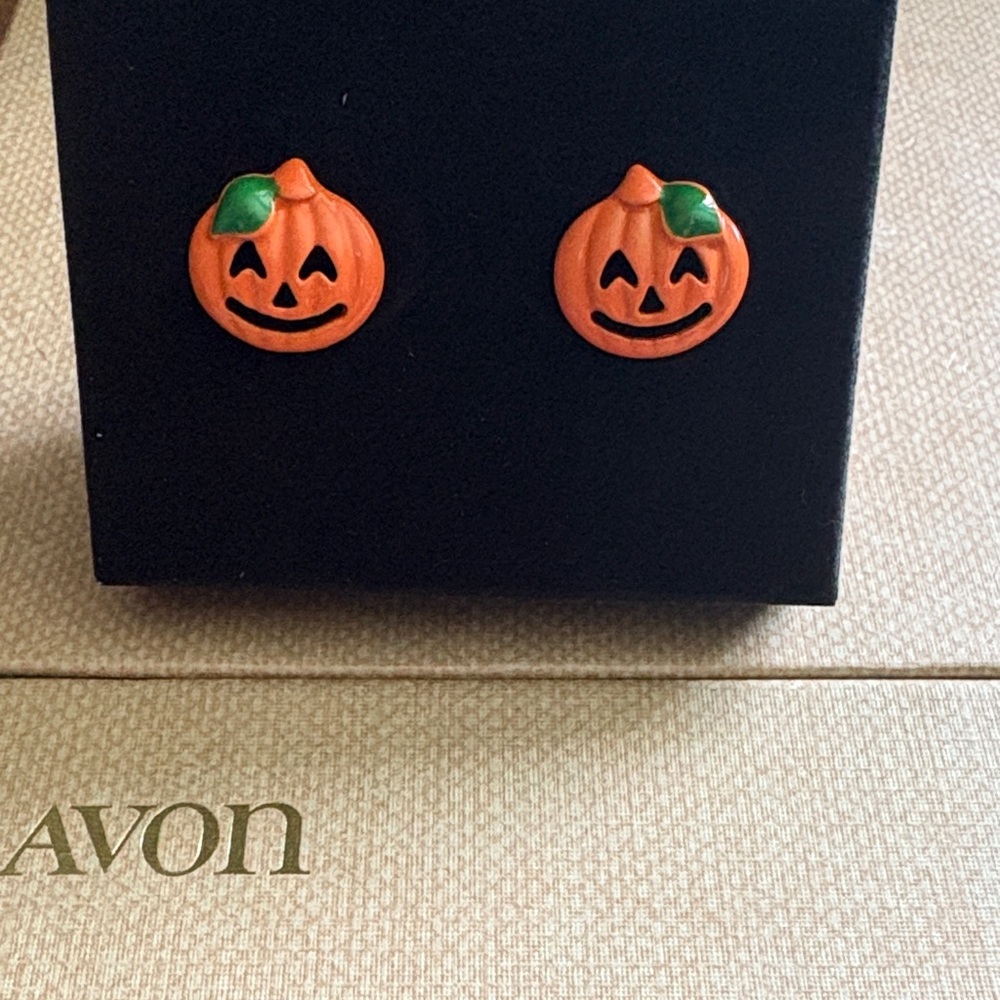 Avon Halloween Pumpkin Cut-ouot Jack-O'-Lantern Enamel Stud Earrings NIB 🎃